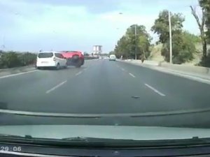 İ̇zmir’de Aracın Çarptığı Otomobil Takla Attı, O Anlar Kameraya Yansıdı