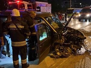 Bariyere Çarpan Araçta Sıkışan 2 Kişi İtfaiye Ekipleri Tarafından Kurtarıldı