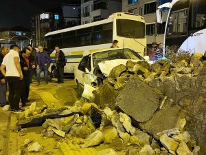 Otomobil Karşı Şeride Geçip Duvara Çarparak Durabildi