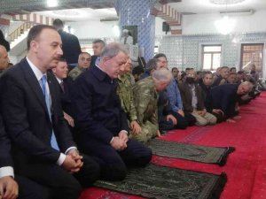 Milli Savunma Bakanı Hulusi Akar Bayram Namazını Balıklıgöl’de Kıldı