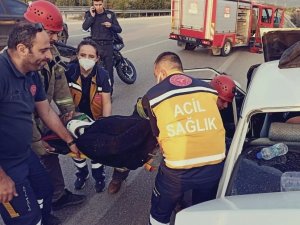 Bursa’da Trafik Kazası: 4 Kişi Sıkışarak Yaralandı