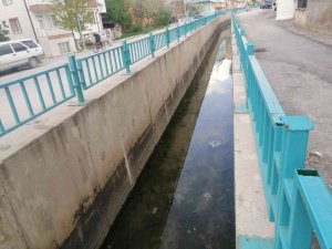 Kütahya’daki Sulama Kanalı Temizlendi