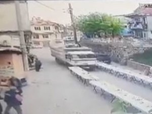 İ̇ftar Masalarının Arasına Dalan Kamyonet Yürekleri Ağza Getirdi