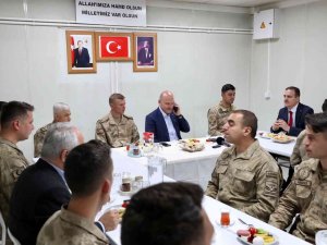 Bakan Soylu, 2100 Rakımlı Üstte Askerlerin Bayramını Kutladı