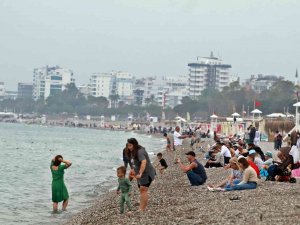 Antalya’nın Dünyaca Ünlü Sahilinde Bayram Yoğunluğu