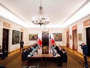 Abd Temsilciler Meclisi Başkanı Pelosi, Polonya Devlet Başkanı Duda İle Görüştü