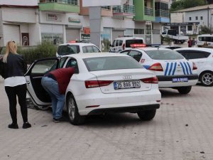 Kuşadası’nda Otomobile Giren Böcek Kazaya Neden Oldu