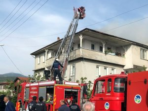 Bayramda Korkutan Yangın: İ̇ki Katlı Evin Çatısı Alevlere Teslim Oldu