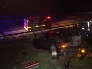 Tem’de Bariyerlere Çarpan Otomobil Hurdaya Döndü: 2 Yaralı