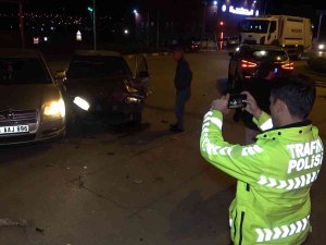 Aynı Kavşakta Peş Peşe Kaza: Kırmızı Işıktan Geçen Alkollü Sürücü Araçlara Daldı