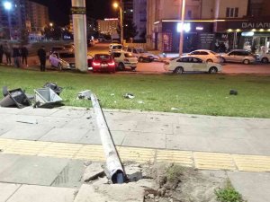 Yoldan Çıkıp Park Halindeki Araca Çarptı, Kazaya Neden Olan Diğer Araç Olay Yerinden Kaçtı