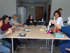 Kadın Çoraplarını Sanata Dönüştürüyorlar
