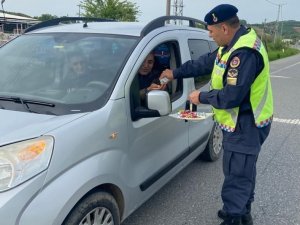 Jandarma Hem Denetledi Hem De Şeker İkram Etti