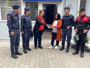 Yerde Bulduğu 16 Bin Lira Ve 900 Doları Sahibine Teslim Etti