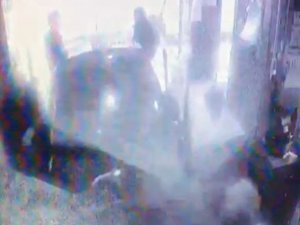 Arkadaşları Sosyal Medya İçin Çekim Yaparken, Ehliyetsiz Sürücü Fırına Daldı