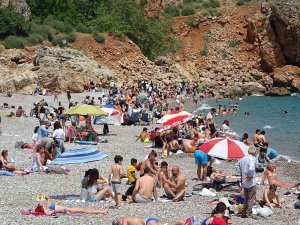 Antalya’da Ramazan Bayramını Fırsat Bilen Dünyaca Ünlü Sahile Koştu