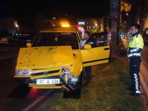 Kaza Yapıp Yaralanan Gençler Otomobili Bırakıp Kaçtı