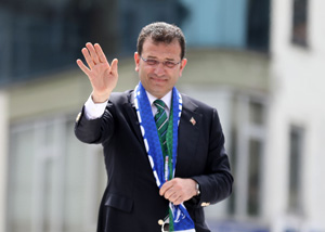 İstanbul Büyükşehir Belediye Başkanı Ekrem İmamoğlu, Rize'de vatandaşlarla bayramlaştı