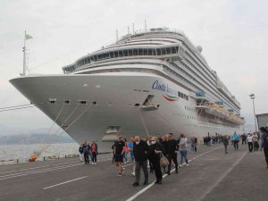 Yüzen Otel İ̇zmir Limanı’na Demir Attı