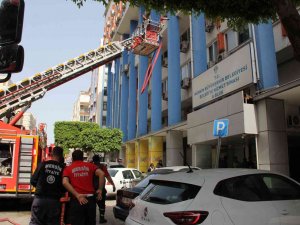 Mersin’de Belediye Binasında Çıkan Yangın Korkuttu
