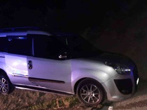 Otomobil Şarampole Yuvarlandı, 3 Kişi Yaralandı