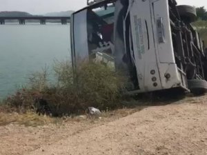 Yol Çöktü, Otobüs Göle Devrildi