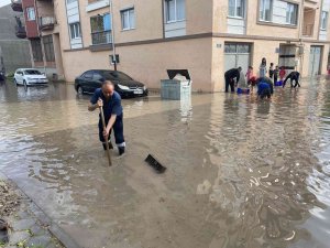 Eskişehir’de Yollar Göle Döndü, Küreği Alan Vatandaş Rögara Koştu