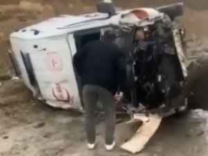 Hasta Taşıyan Ambulans Yan Yattı: 5 Yaralı