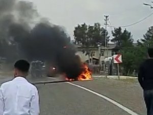 Seyir Halindeki Otomobil Alev Topuna Döndü
