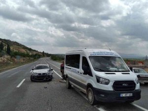 Otomobil İle Minibüs Çarpıştı: 2 Yaralı