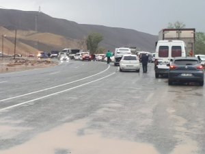 Iğdır’da Yağmur Sonrası Heyelan: Iğdır-erzurum Yolu Kapandı