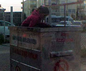 Küçük kızın çöp konteyneri içerisindeki hali yürek sızlattı