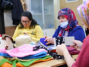 Kadınlar El Emeğiyle Ürettiği Ürünleri Dünyaya Satıyor