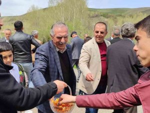 Gevaş’ta Maskesiz Mesafesiz Bayram Sevinci