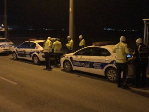 Edirne’de Motosiklet Üzerinde Uzanarak, Kasksız Yarışan 2 Kişi Polisten Kaçamadı