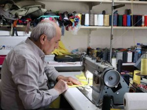 Bir Elinde Bağlaması, Diğer Elindeki İğnesine Ömrünü Adadı