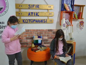 Bu Kütüphanedeki Her Eşya Atık Malzemelerden Yapıldı