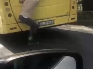 Otobüse Tutunarak Kayan Patenli Genç Yürekleri Ağza Getirdi
