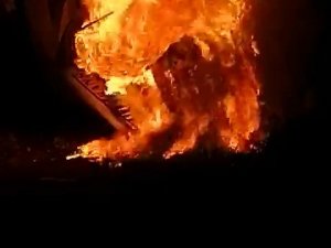 Sürücü Yanan Tırdan Son Anda Kurtarıldı