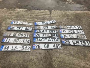 Yağmurda Kaybolan Plakalar Yollarda Bulundu