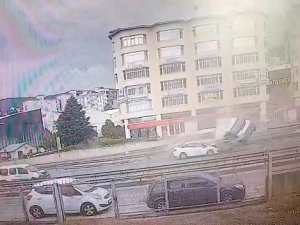 Pendik E-5’te Minibüsün Bariyerlere Çarparak Taklalar Attığı Kaza Kamerada