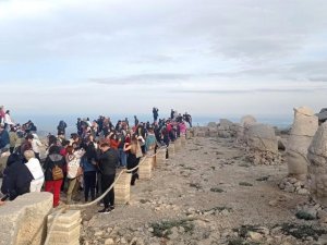 Bayramda Nemrut Dağı’na Ziyaretçi Akını