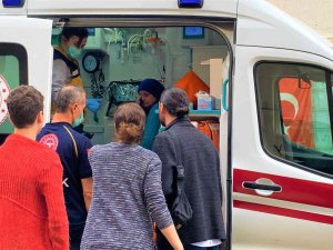 Bayram Günü Komşular Birbirine Girdi, Anne Ve Oğlu Yaralandı