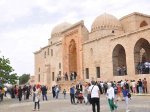 Mardin’de Tarihi Mekanlar, Caddeler Ve Meydan Doldu Taştı