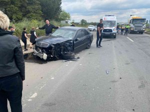 İ̇ki Otomobil Kavşakta Çarpıştı: 4 Yaralı