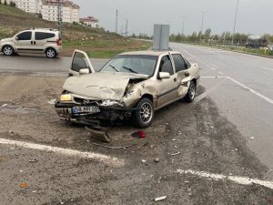 Sivas’ta İki Otomobil Çarpıştı: 5 Yaralı