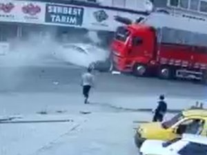 Otomobil Karşı Şeride Geçerek Tır İle Çarpıştı: 1 Ölü,1 Yaralı