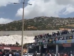 Faciadan Dönülen Balkon Çökmesinde Panik Anları Kamerada