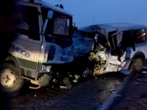 Kamyonet İle Hafif Ticari Araç Çarpıştı: 1 Ölü, 4 Yaralı