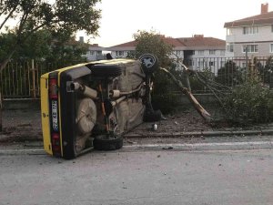 Park Halindeki Otomobile Çarpan Araç Takla Attı, Sürücü Kayıplara Karıştı